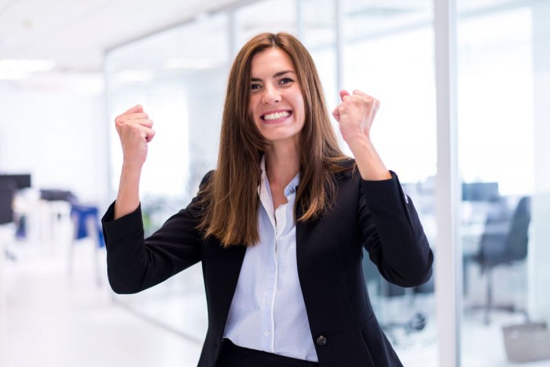 mulher comemorando a carreira dos sonhos e o sucesso profissional