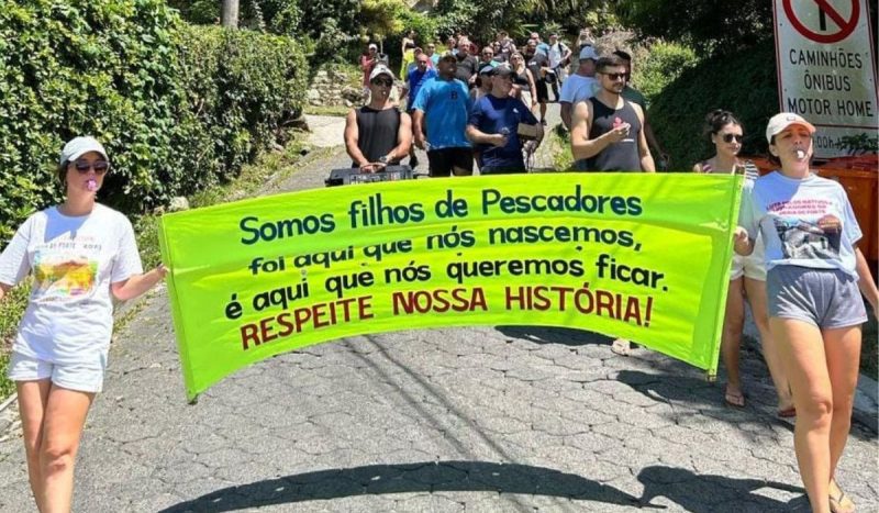 Moradores fizeram protesto contra a decisão do poder judiciário no sábado (15) 