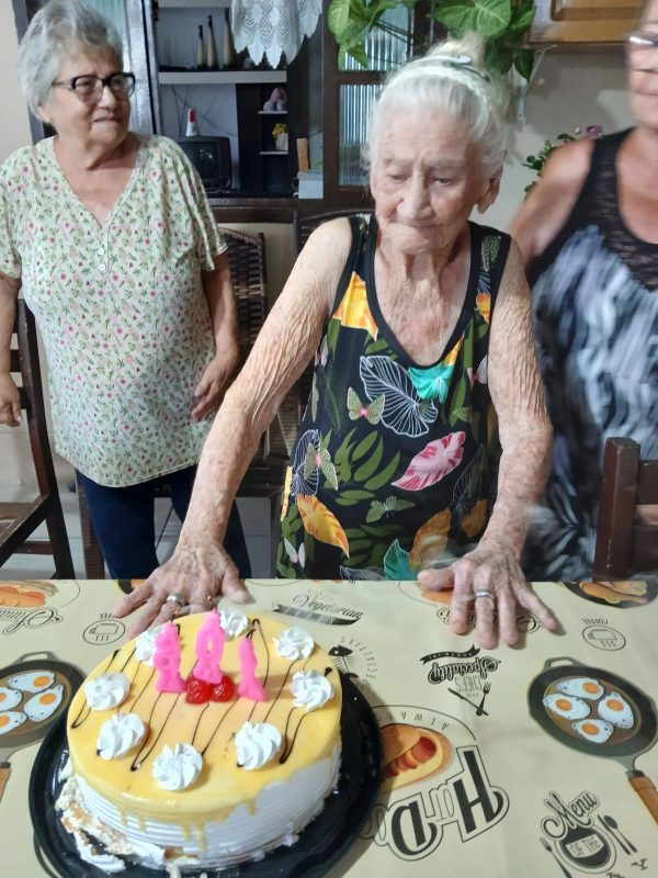 Imagem de D. Guida na festa de 105 anos