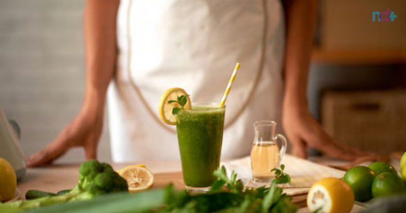 imagem ilustrativa de pessoa preparando suco para combate à enxaqueca em casa