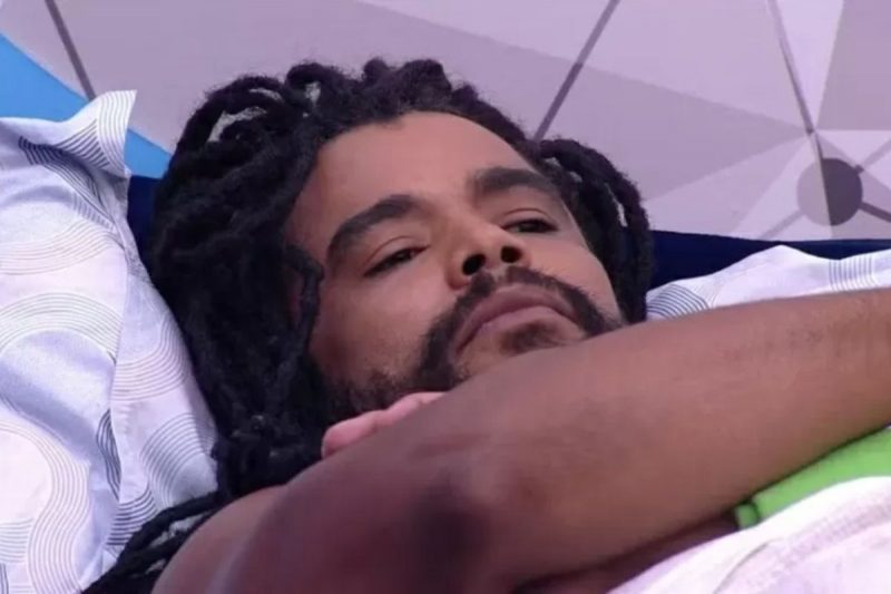 ator diogo almeida pensativo na cama do bbb25 