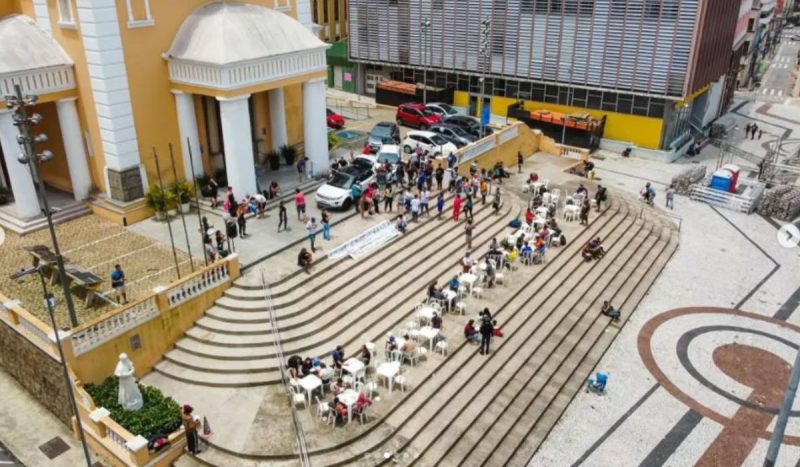 Foto aérea de igreja na área central de Florianópolis em ação para distribuição de marmitas solidárias