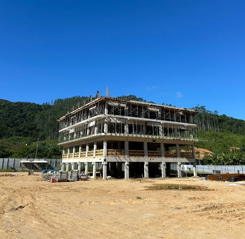 Foto mostra primeira torre do resort sendo erguida