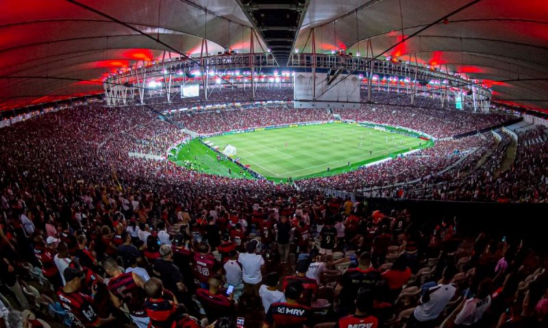 A imagem mostra o estádio do Maracanã visto da arquibancada