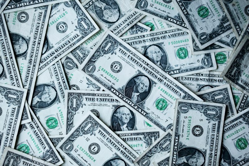 Grande quantidade de cédulas de dólar espalhadas 