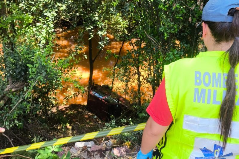 Duas pessoas escaparam ilesas após um carro cair em ribanceira de 20 metros, em São Domingos