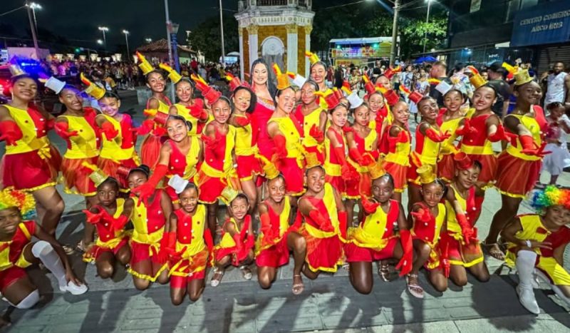 Integrantes da ala infantil da Embaixada Copa Lord para o carnaval 2025 