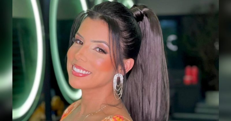 Imagem de Itainara sorrindo com cabelo amarrado no topo de cabeça