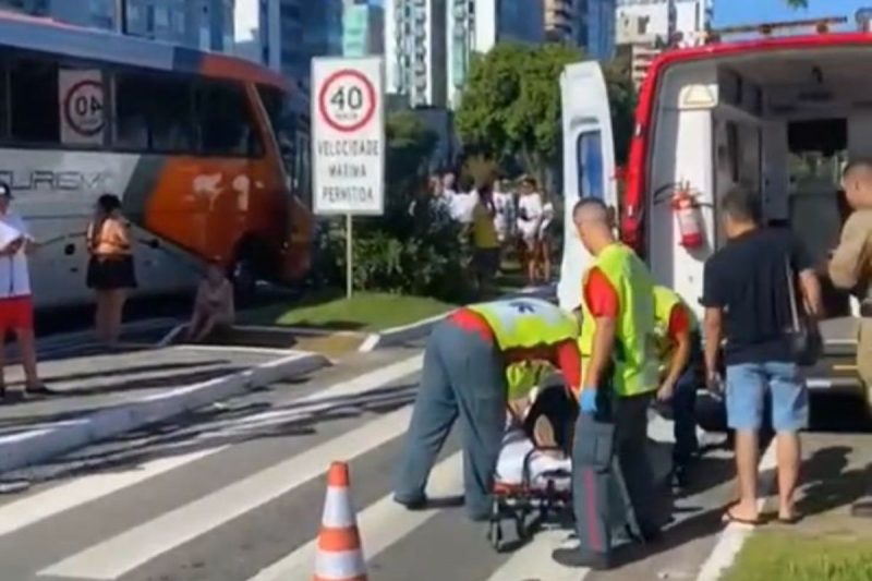 Mulher grávida é atendida após engavetamento com ônibus de turismo na Beira-Mar Norte