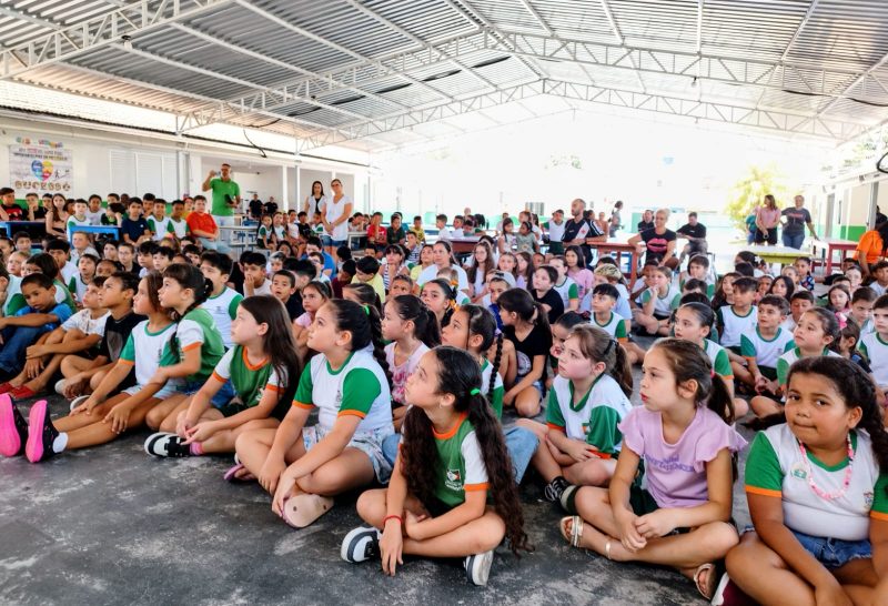 imagem mostra estudantes de Camboriú