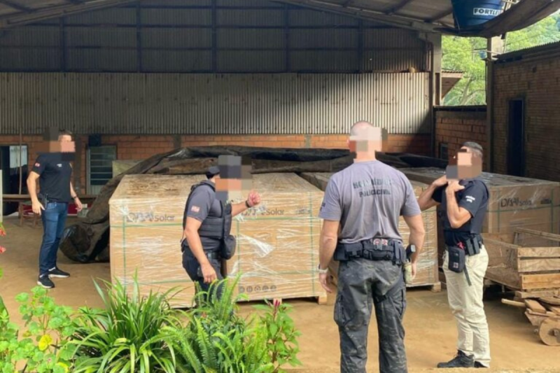 Policiais recuperando carga em empresa de Joinville