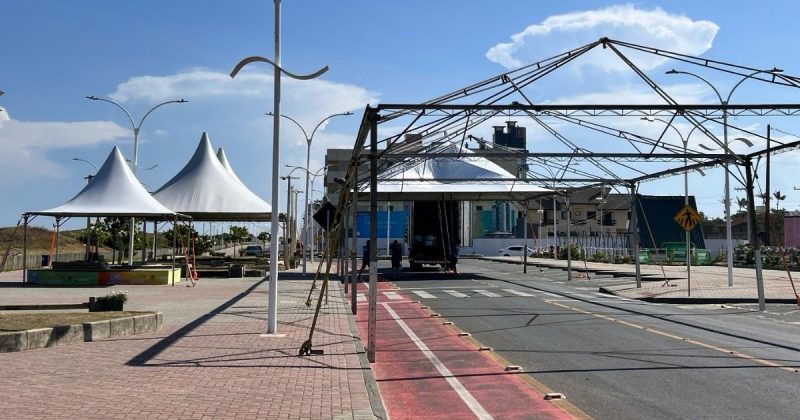 Montagem das estruturas para o Carnaval em Balneário Rincão