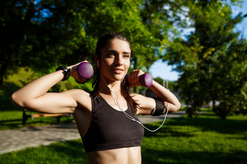 Mulher fazendo exercícios físicos ao ar livre 