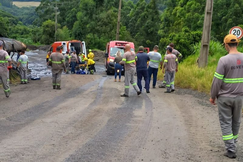 A explosão de tanque aconteceu durante a transferência de piche (emulsão asfáltica) deixou quatro vítimas, sendo uma fatal, na tarde desta terça-feira (18)