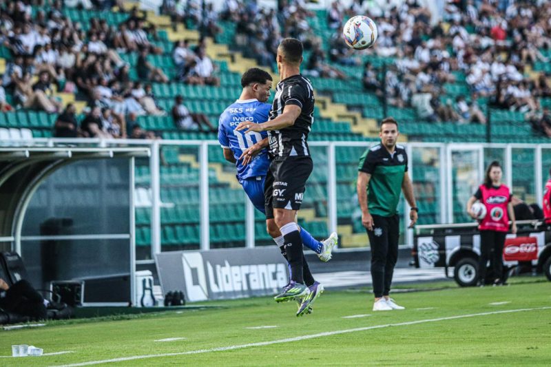 Thiago Carvalho em jogo do Figueirense com o Caravaggio