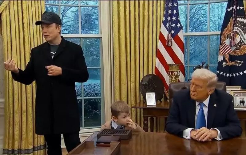 Filho de Elon Musk tirando meleca na mesa de Trump