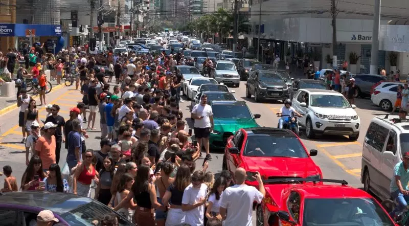 Foto mostra carros luxuosos em rua de Itapema, cidade escolhida para cenas de filme à la Velozes e Furiosos