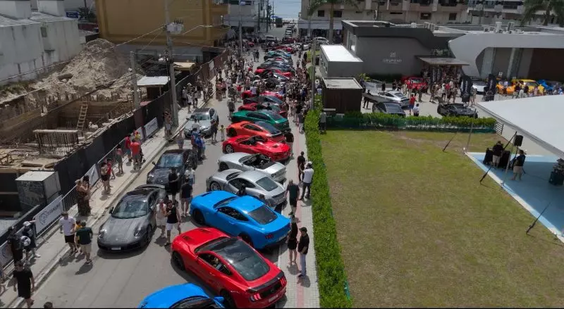 Foto mostra carros luxuosos em rua de Itapema, cidade escolhida para cenas de filme à la Velozes e Furiosos