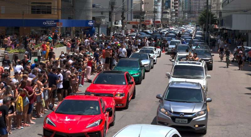 Foto mostra carros luxuosos em rua de Itapema, cidade escolhida para cenas de filme à la Velozes e Furiosos