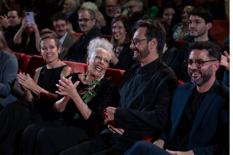 Imagem mostra elenco do filme brasileiro durante a premiação