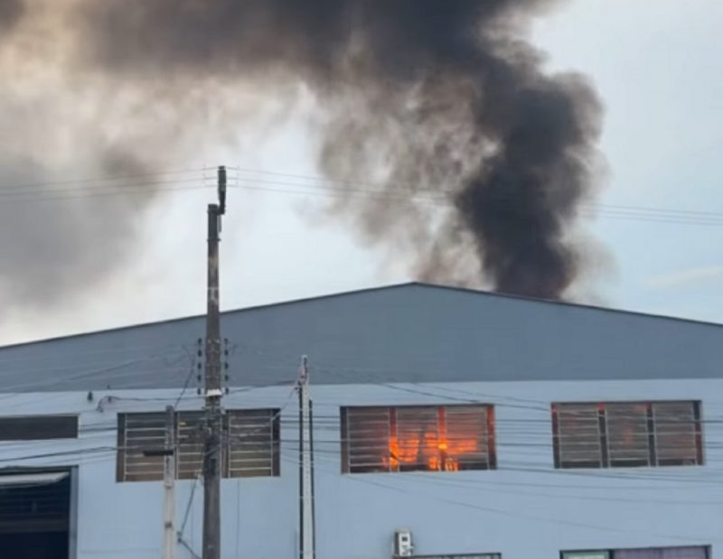 Incêndio em depósito mobilizou bombeiros em Gaspar 