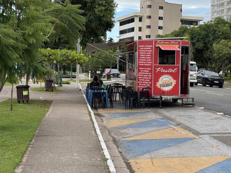 Imagem mostra food truck que vende pastel na avenida Beira Rio, em Itajaí