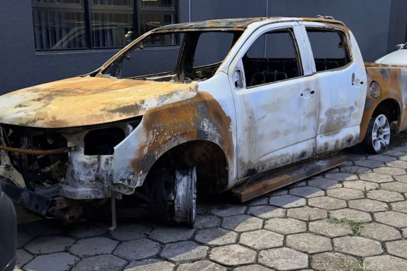 Homem carboniza morador de rua em caminhonete para forjar a própria morte