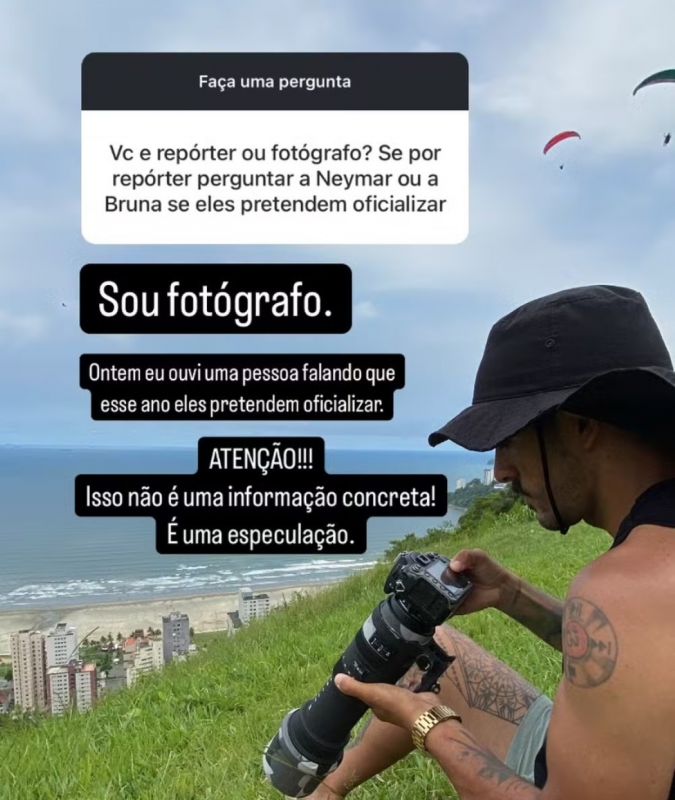 Na imagem, o fotógrafo publica um post dando detalhes do casamento