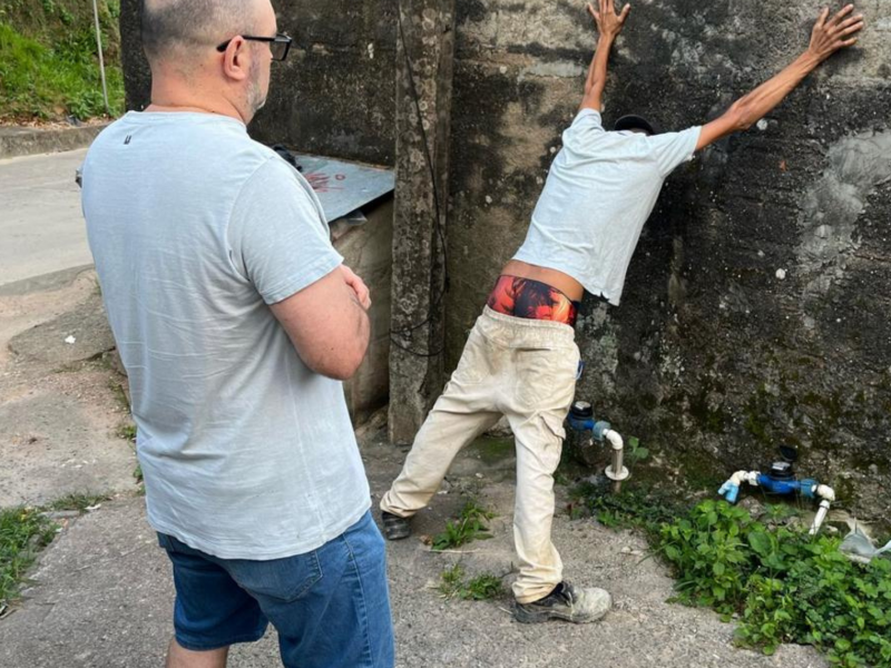 A imagem mostra o homem foragido do Pará sendo preso em Blumenau