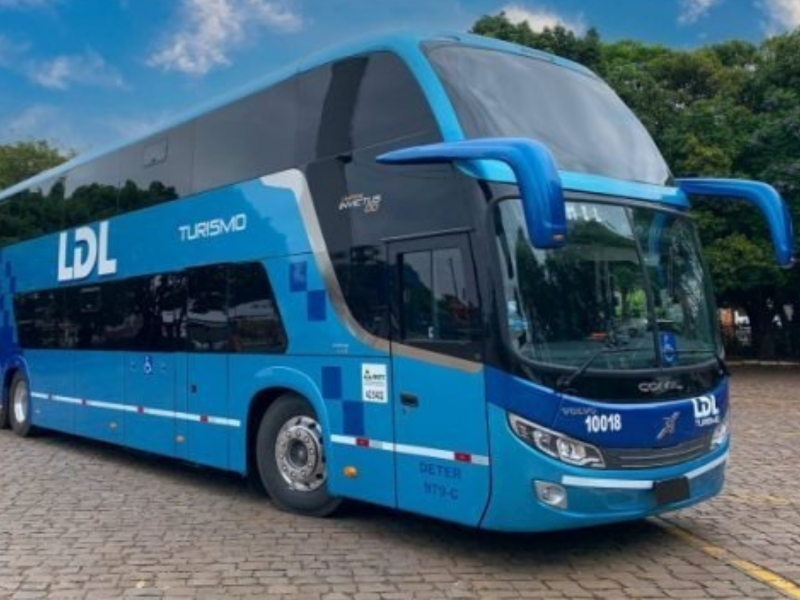 A imagem mostra um dos ônibus responsável pelo transporte intermunicipal