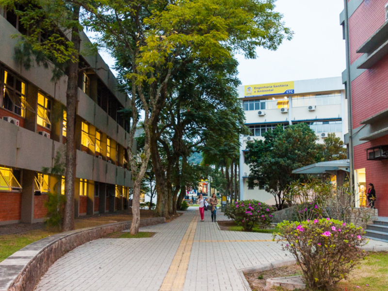 A imagem mostra um dos prédios da UFSC