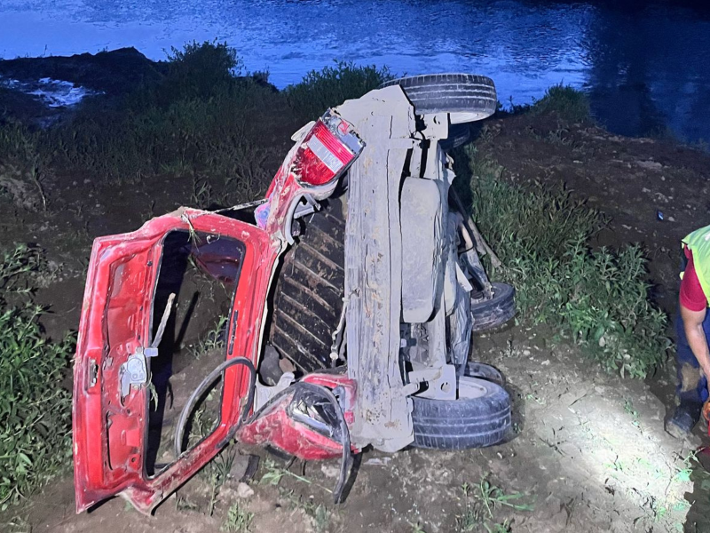 A imagem mostra o carro que caiu da ribanceira em Rio do Sul