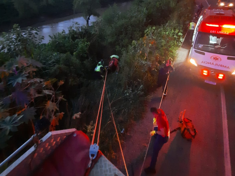 A imagem mostra o resgate do motorista, onde o acidente em que o carro despenca de ribanceira aconteceu