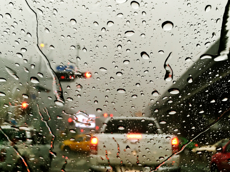 A imagem mostra pingos de chuva no para-brisa de um carro, representando o risco de enxurradas em Blumenau, nesta terça-feira (18)