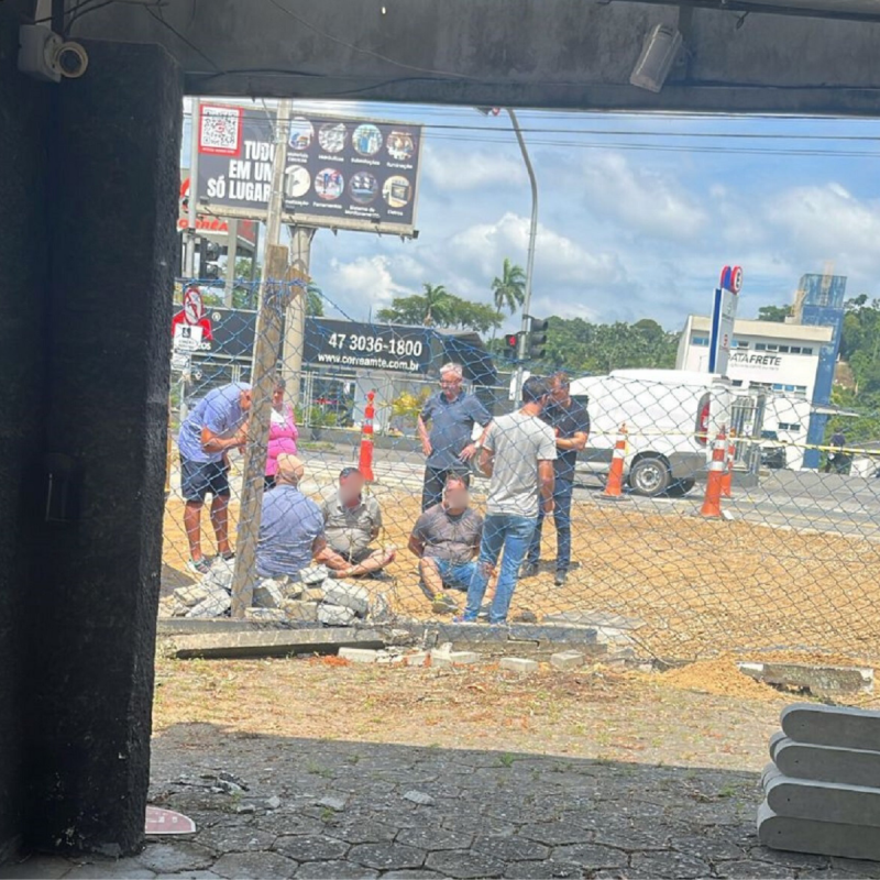 Homens presos tentando aplicar o golpe do bilhete