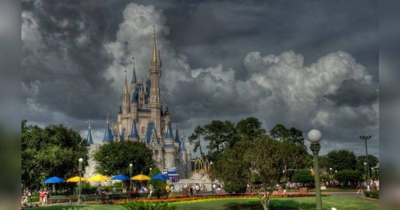 Imagem do parque da Disney com tempo fechado