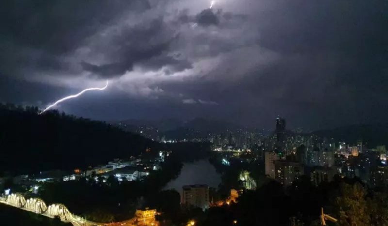 Frente fria vinda do Rio Grande do Sul traz tempo severo para diversas regiões de Santa Catarina a partir de quinta-feira (13)