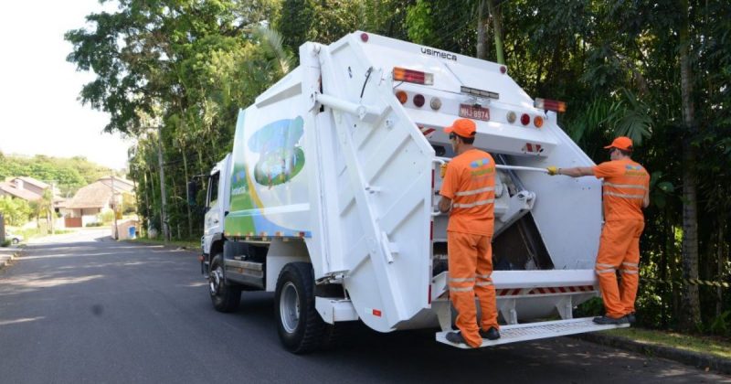 Garis que passaram mal no caminhão de lixo