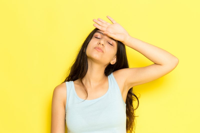 Jovem da Geração Alpha sofre com forte calor