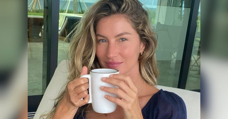 Gisele Bündchen tomando liquido 