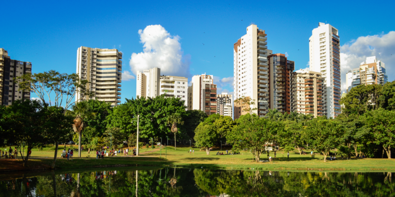 Prédios e parque em Goiânia, capital de Goiás