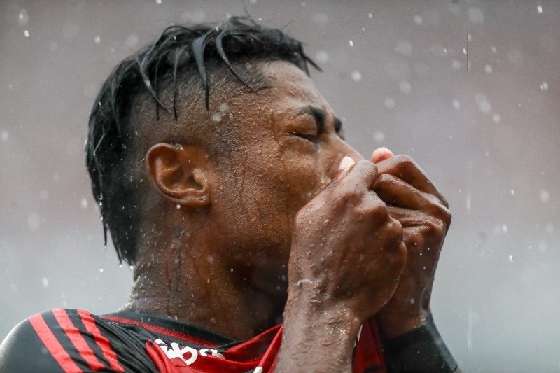 Bruno Henrique beija o escudo do Flamengo – Foto: Gilvan de Souza/CRF/ND