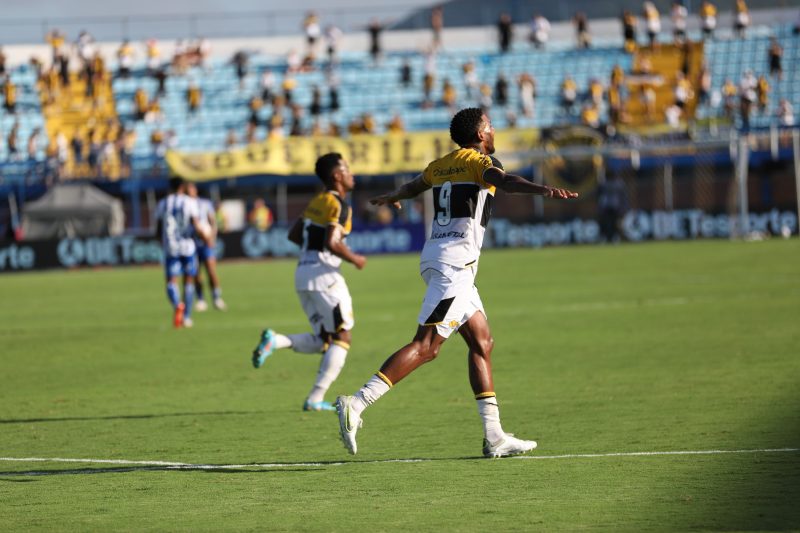 Jogador do Criciúma comemorando gol contra o Avaí