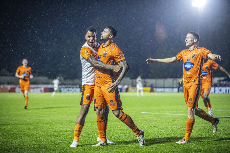 Jogadores do Santa Catarina comemoram gol contra o Brusque