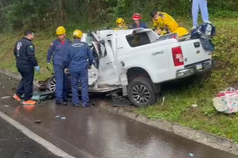 O acidente entre caminhão e caminhonete aconteceu na tarde desta quinta-feira (13), na BR-282, em Joaçaba 