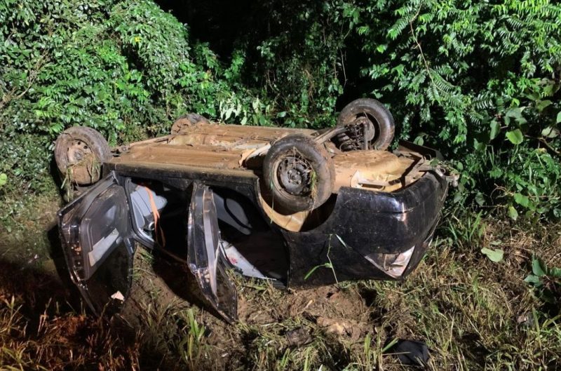 carro capotado após grave acidente na BR-282