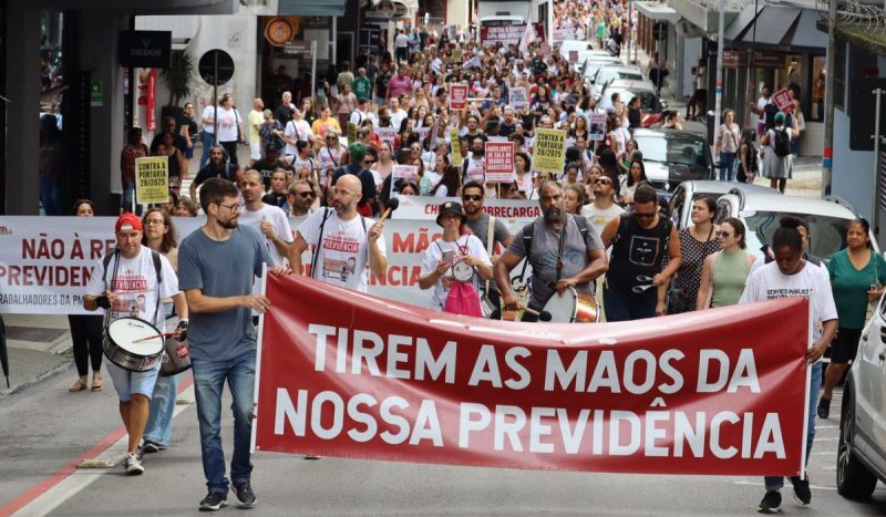 Trabalhadores municipais tentam pressionar a prefeitura contra o avanço da Reforma da Previdência em Florianópolis - Foto: Sintrasem/Reprodução/ND