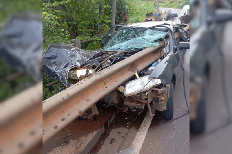 guard-rail acabou atravessando o carro durante acidente em Chapecó 