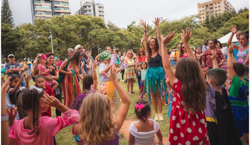 Hoje é Dia de Carnaval Bebê vai ocorrer no domingo (2), no Parque da Luz. Na imagem, crianças e adultos, com fantasias de Carnaval, participam das atividades do evento