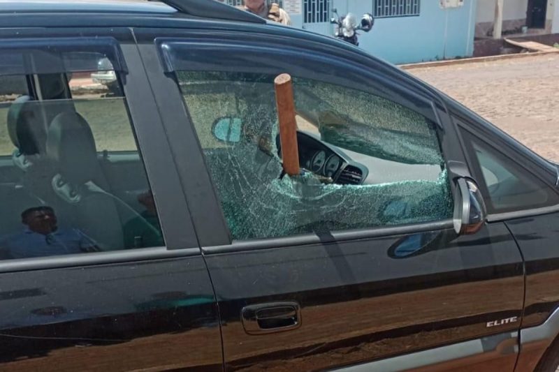 vidro de carro quebrado por uma enxada